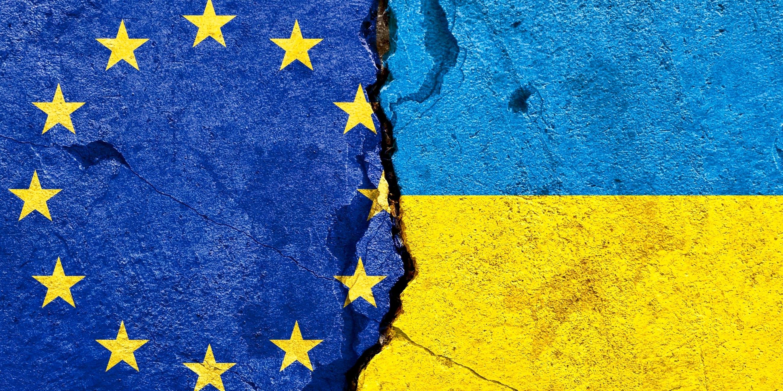 Flagge der EU und der Ukraine mit Rissen