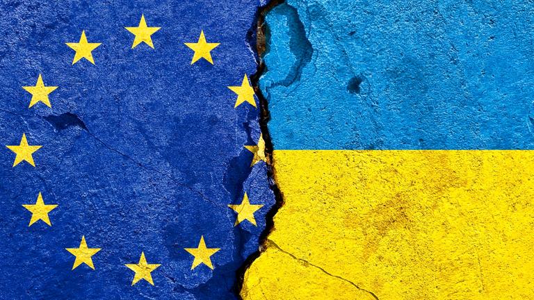 Flagge der EU und der Ukraine mit Rissen