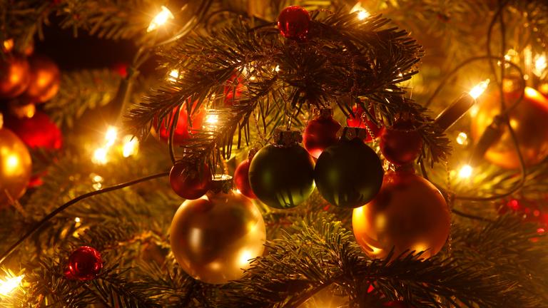 Weihnachtsbaum mit Christbaumkugeln und Lichterketten, Teilansicht