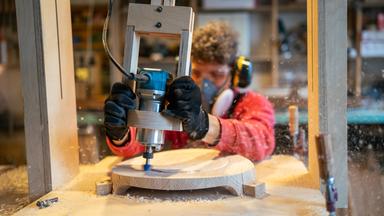 Schreiner bei der Arbeit an Maschine