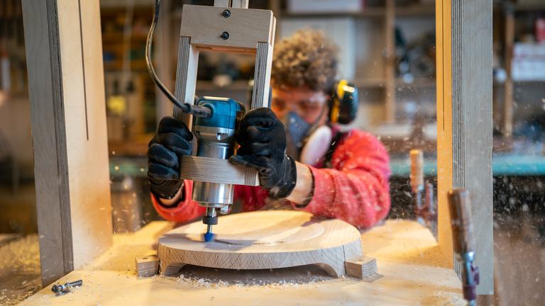 Schreiner bei der Arbeit an Maschine