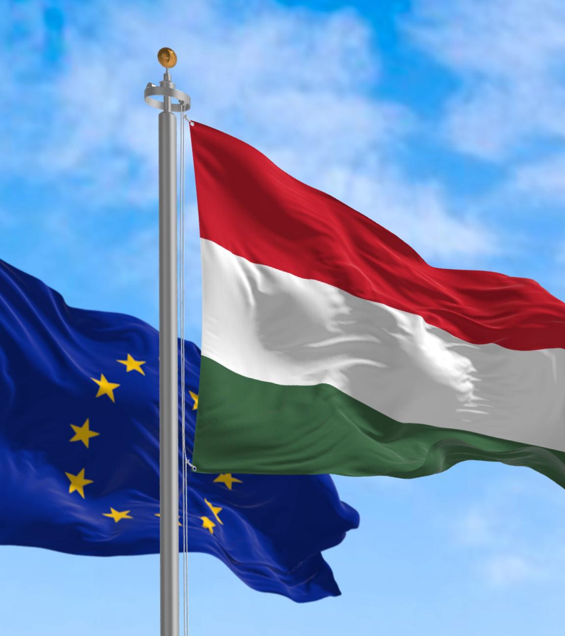 Die Flaggen von Ungarn und der Europäischen Union flattern an einem klaren Tag zusammen