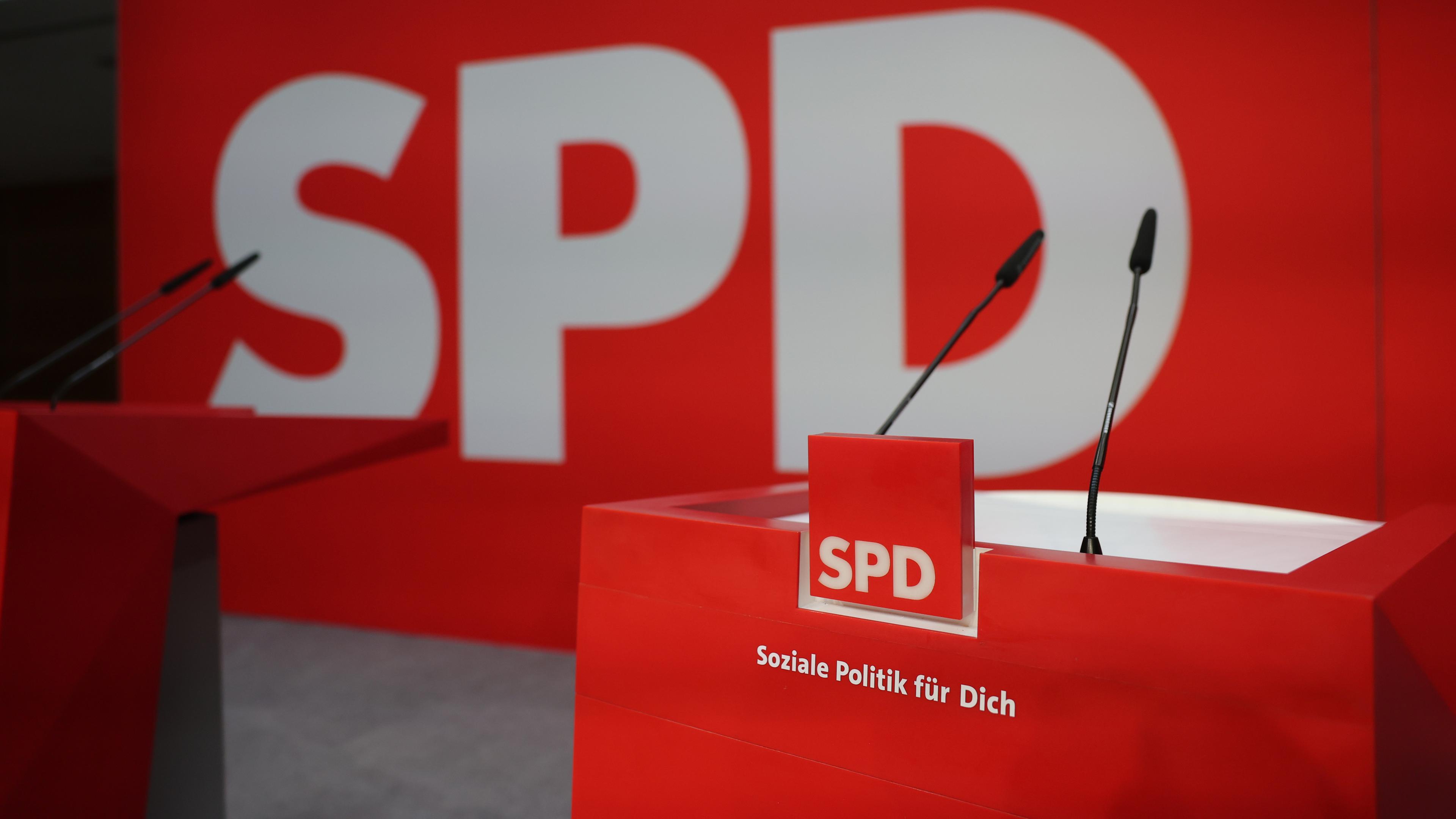 SPD-Logo mit Rednerpult