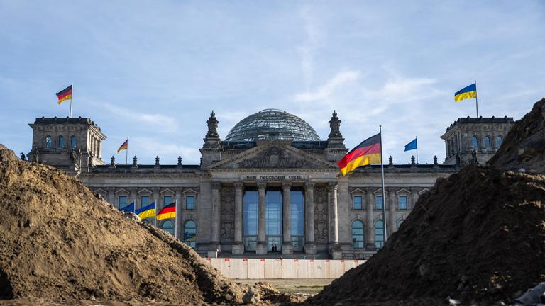 Erdhaufen vor Reichstagsgebäude