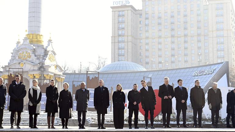 Gedenkfeier zum 3. Jahrestag des russischen Angriffs auf die Ukraine in Kiew 