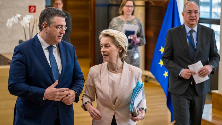 Ursula von der Leyen und die EU-Kommision diskutieren den "Clean Industrial Deal"