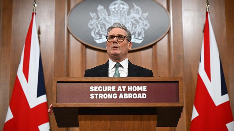 Sicher im Inland, stark im Ausland: Premier Starmer bei einer Pk zur Lage in der Ukraine