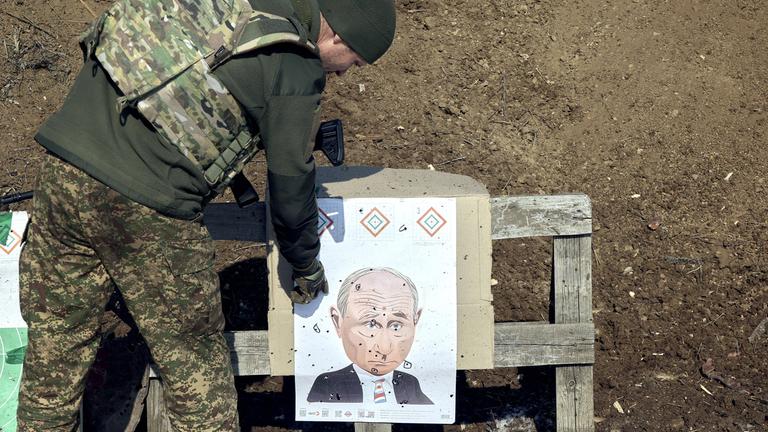 Infanteristen der ukrainischen Khartija-Brigade testen neue Waffen _ *