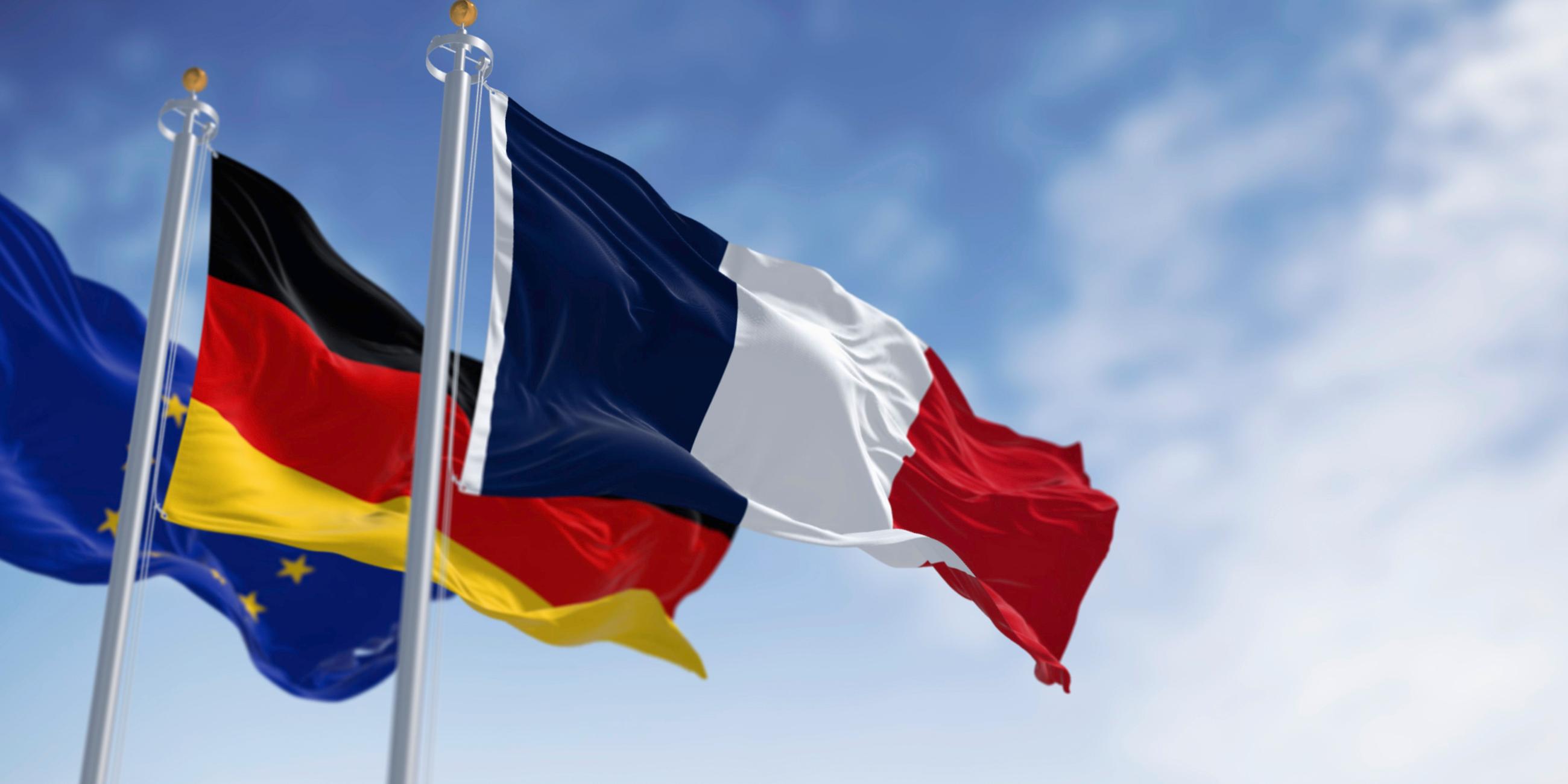 Die Flaggen von Frankreich, Deutschland und der Europäischen Union wehen an einem klaren Tag im Wind
