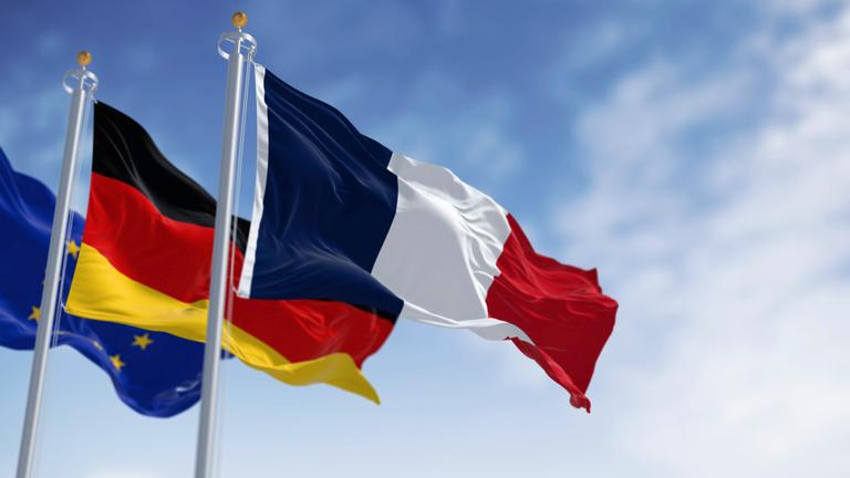 Die Flaggen von Frankreich, Deutschland und der Europäischen Union wehen an einem klaren Tag im Wind