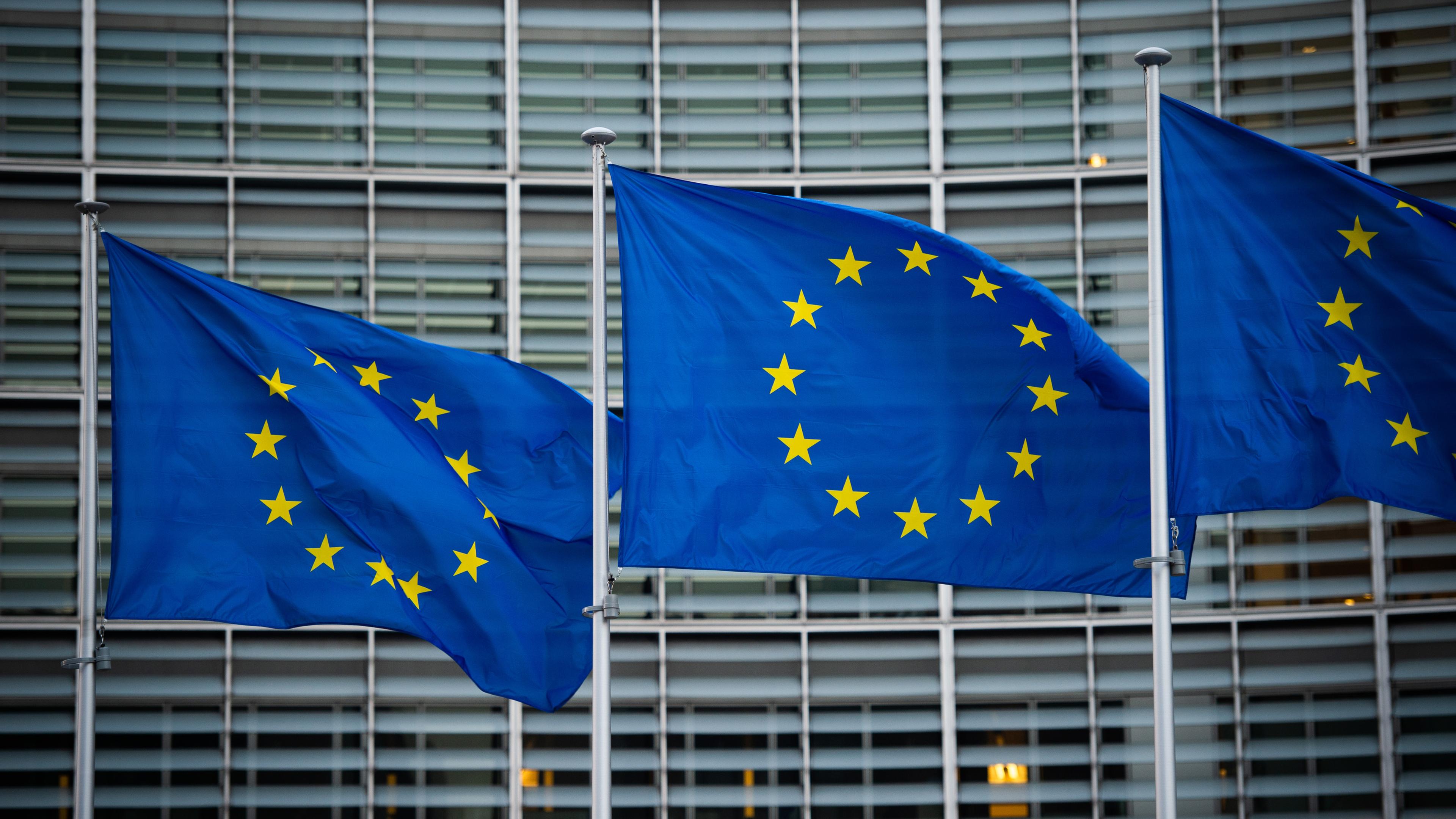 EU-Flaggen wehen vor dem Berlaymont-Gebäude der EU-Kommission