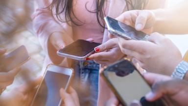 Gruppe an Leuten mit ihren Smartphones