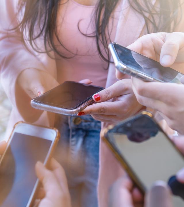 Gruppe an Leuten mit ihren Smartphones