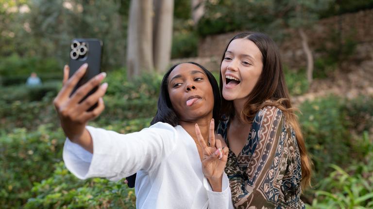 Freundinnen schiessen Selfe zusammen