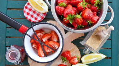 Marmelade kochen mit frischen Erdbeeren