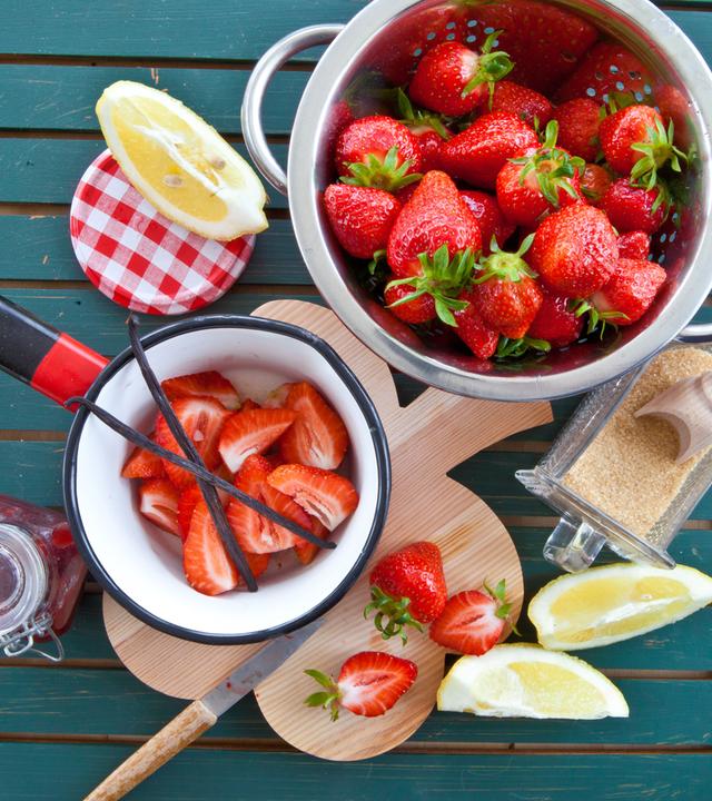 Marmelade kochen mit frischen Erdbeeren