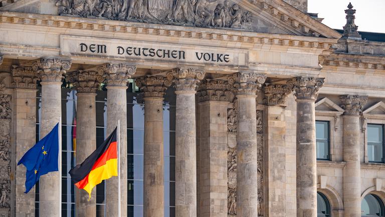 Das Reichtagsgebäude in Berlin mit dem Schriftzug "Dem deutschen Volke"