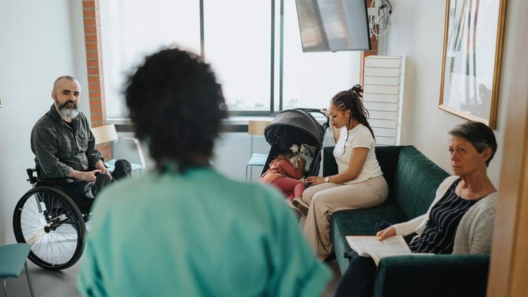 Volles Wartezimmer - Symbolfoto