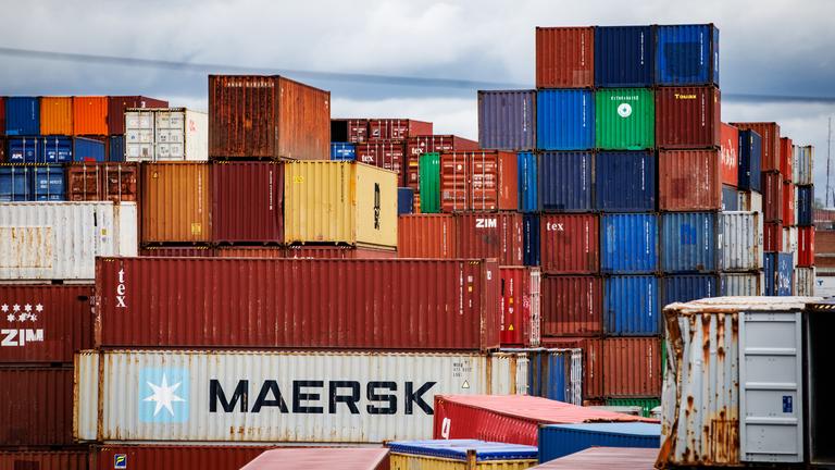 Trumps Zölle - Container-Verladung im Hafen von Baltimore