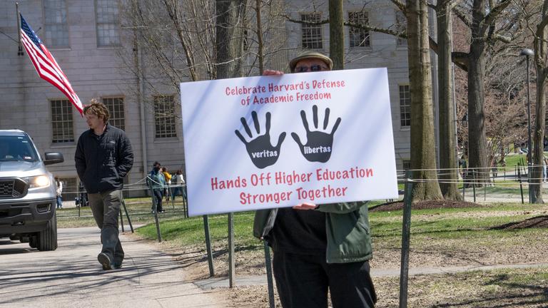 Proteste an der Harvard-Universität gegen die Mittelkürzungen der Trump-Administration