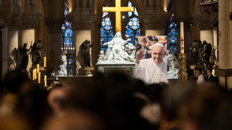 Gläubige gedenken dem verstorbenen Papst Franziskus in Notre-Dame in Paris