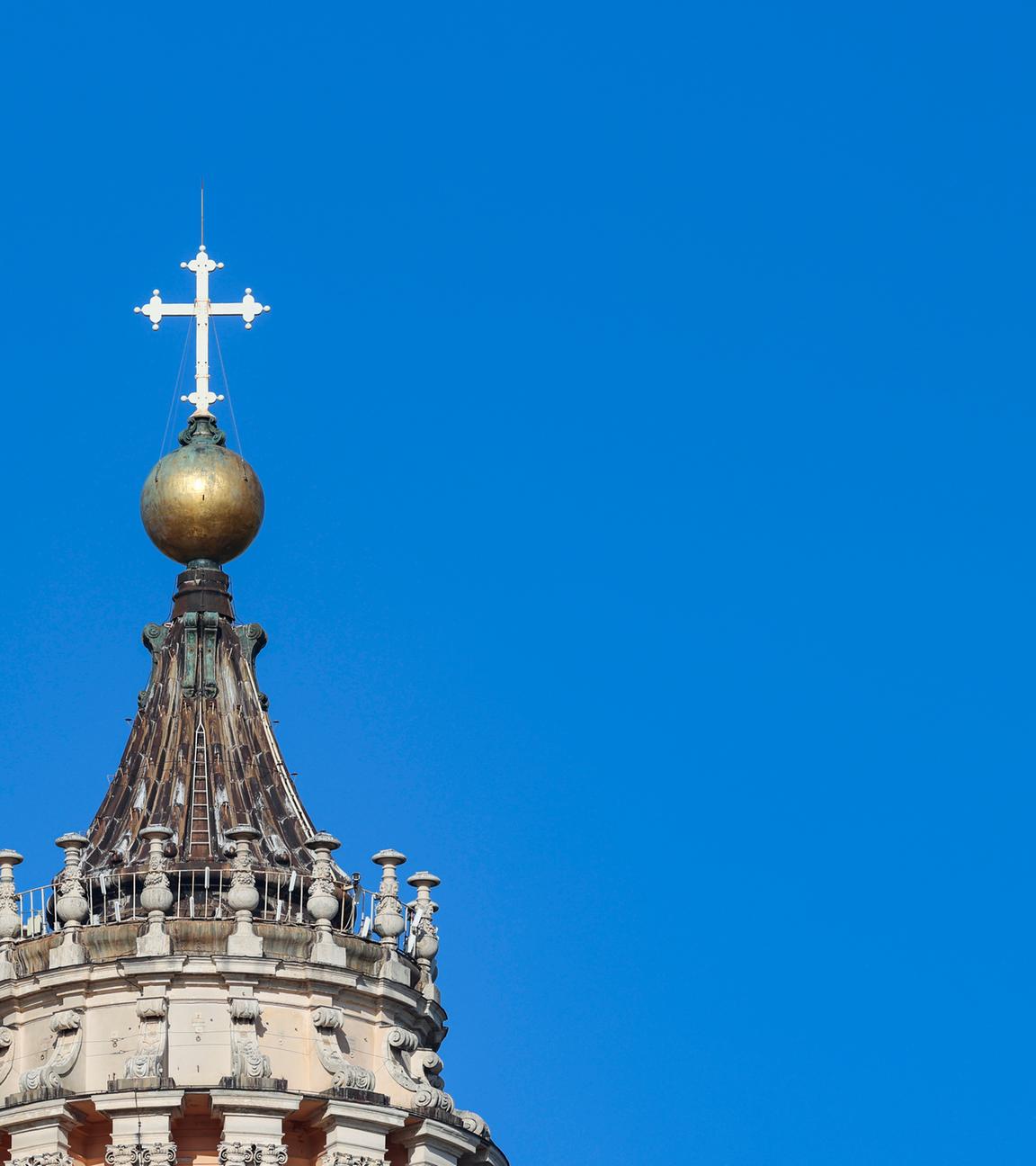 Spitze des Petersdoms im Vatikan