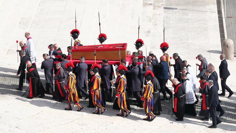 Tod von Papst Franziskus: Überführung des Sarges in den Petersdom