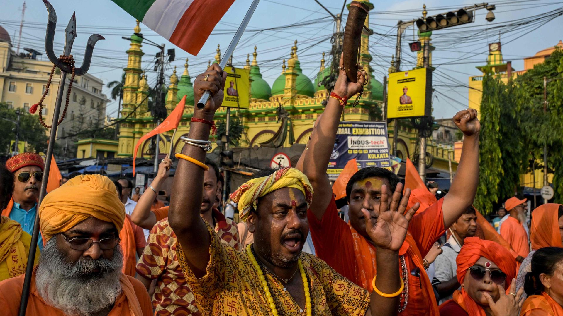 Demonstranten in Kalkutta verurteilen die Tötung von Touristen durch Bewaffnete im kaschmirischen Pahalgam.