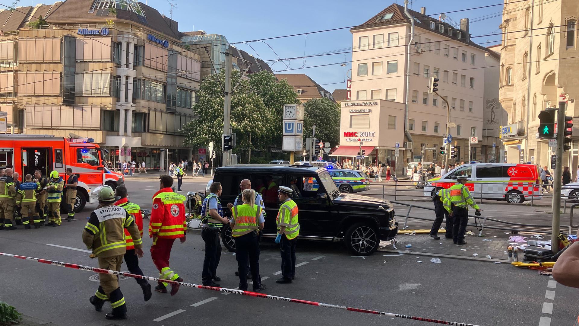 Auto fährt in Personengruppe