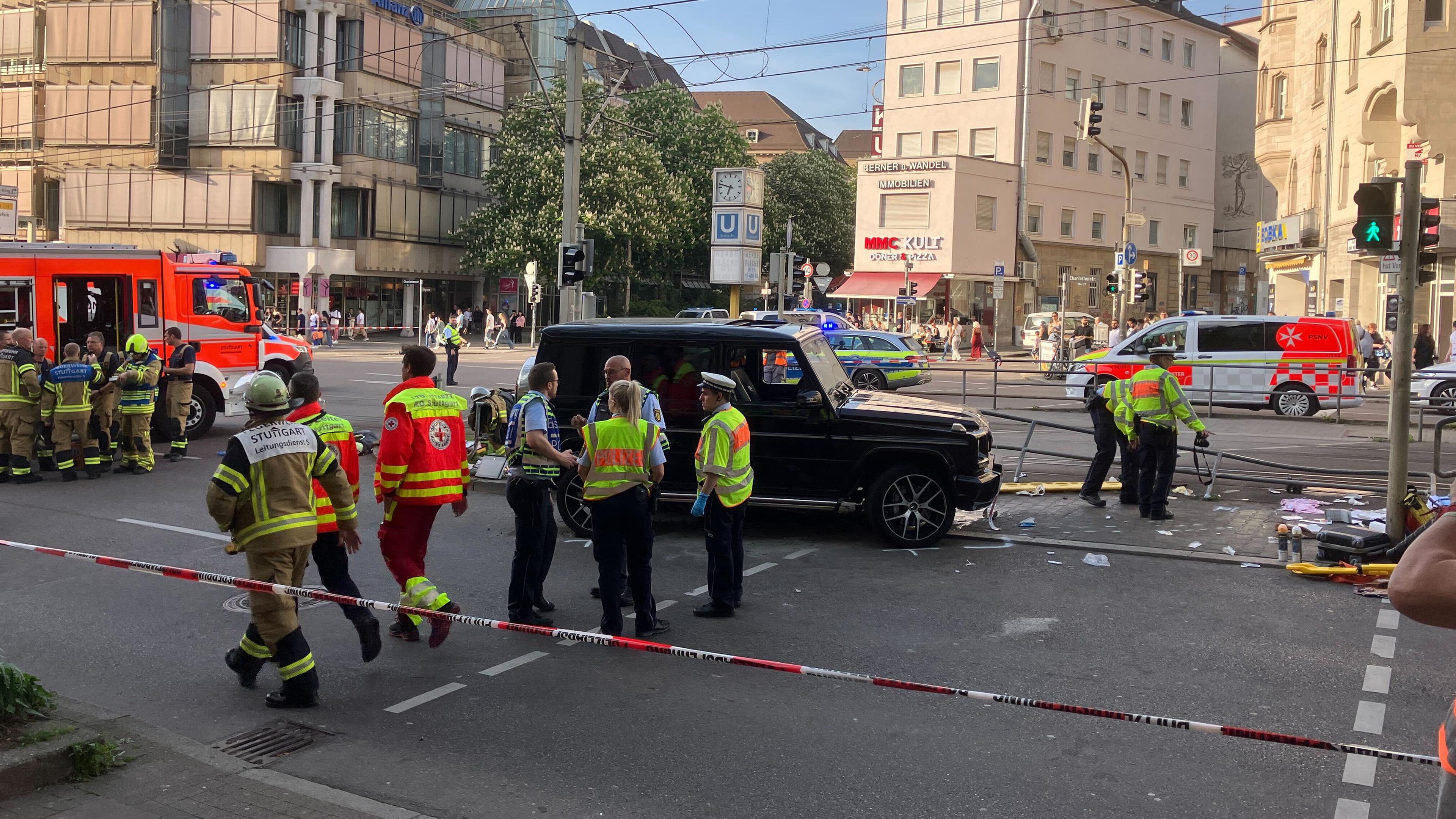 Auto fährt in Personengruppe