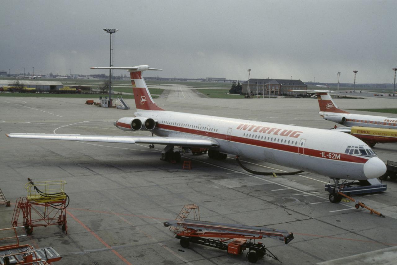 flugzeug von interflug auf flughafen schoenefeld