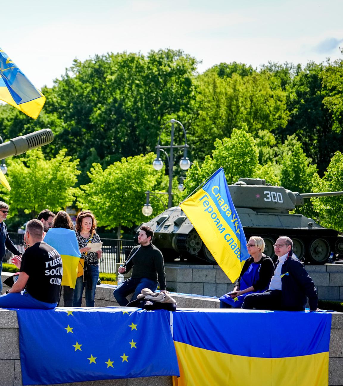 Ukraine-Flaggen und EU-Flagge