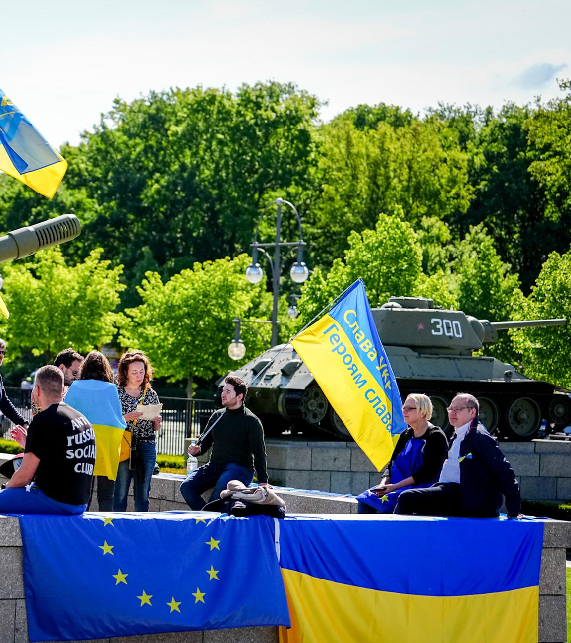 Ukraine-Flaggen und EU-Flagge