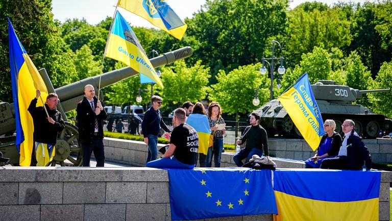 Ukraine-Flaggen und EU-Flagge