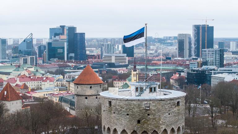 In Tallinn weht die estonische Nationalflagge im auf dem Pikk Hermann Turm