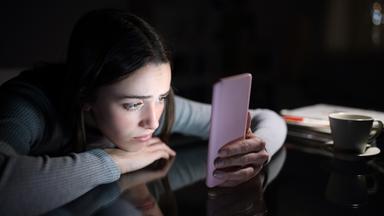 Jugendliche schaut auf ihr Handy