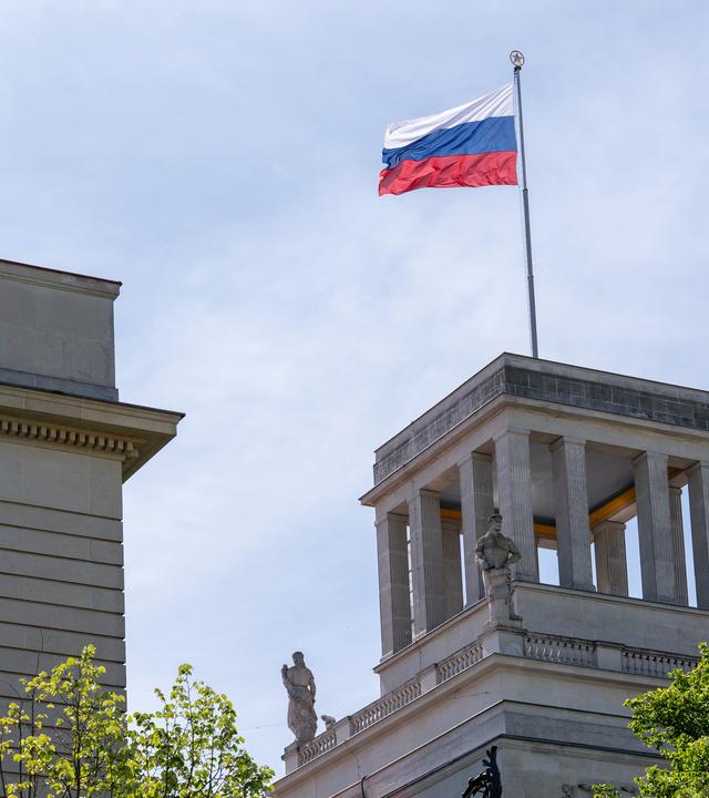 Russische Botschaft mit Fahne in Berlin