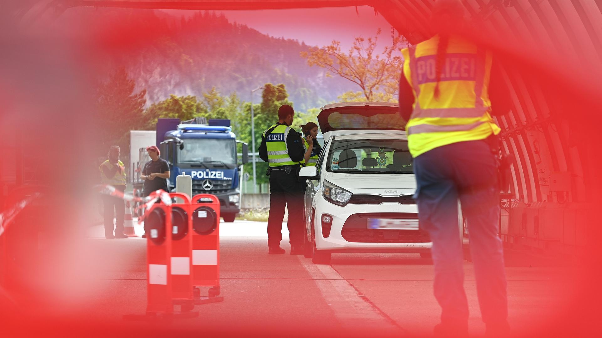 Grenzkontrolle der Bayerischen Grenzpolizei am Grenzuebergang Kiefersfelden