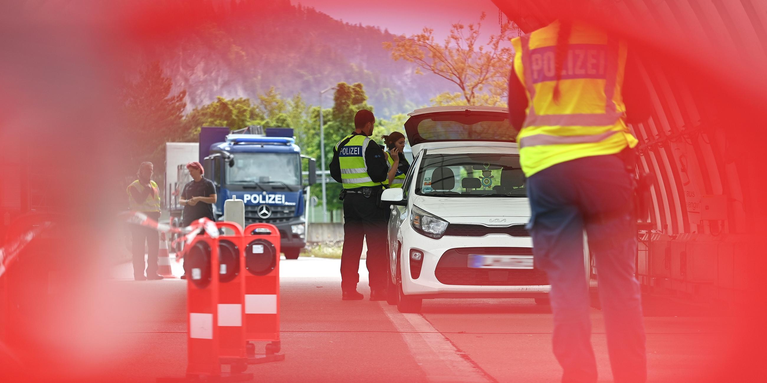 Grenzkontrolle der Bayerischen Grenzpolizei am Grenzuebergang Kiefersfelden