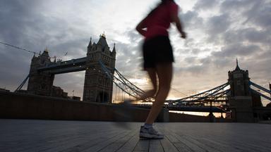 frau joggt vor tower bridge in london