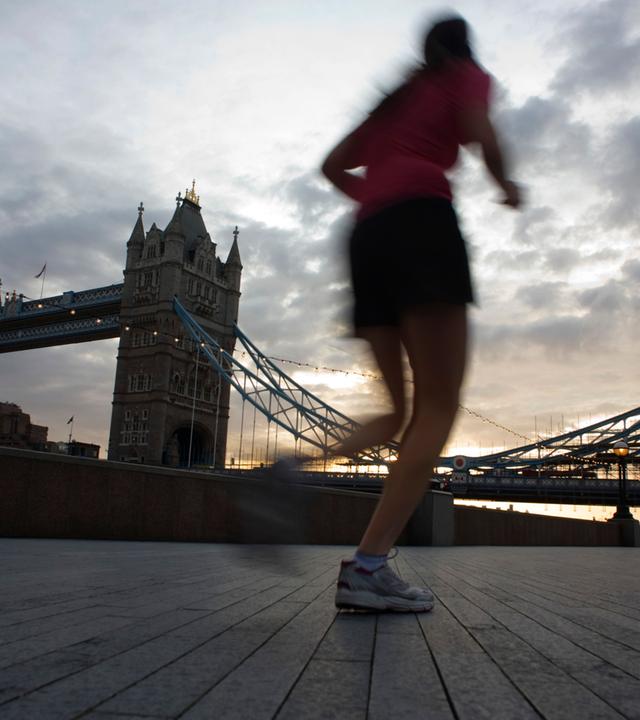 frau joggt vor tower bridge in london