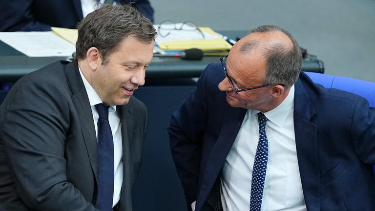 Klingbeil und Merz im Bundestag