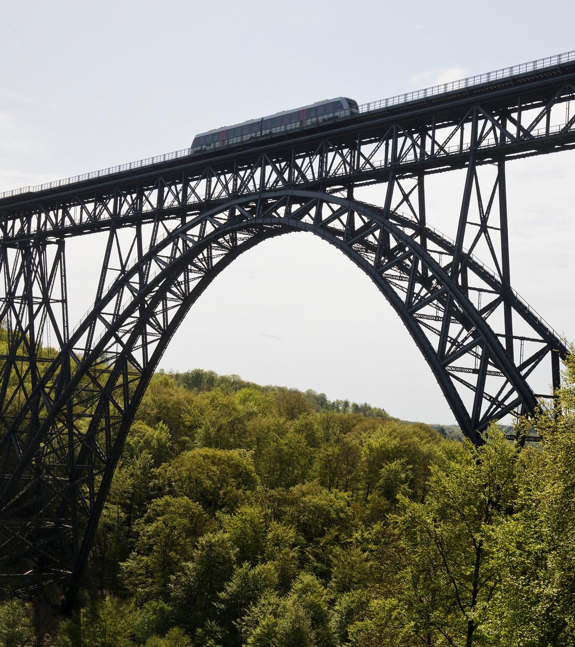 Muengstener Bruecke mit Dieseltriebwagen, hoechste Eisenbahnbruecke in Deutschland, Solingen, Bergisches Land, Nordrhein-Westfal