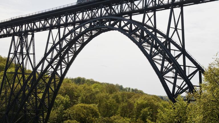 Muengstener Bruecke mit Dieseltriebwagen, hoechste Eisenbahnbruecke in Deutschland, Solingen, Bergisches Land, Nordrhein-Westfal