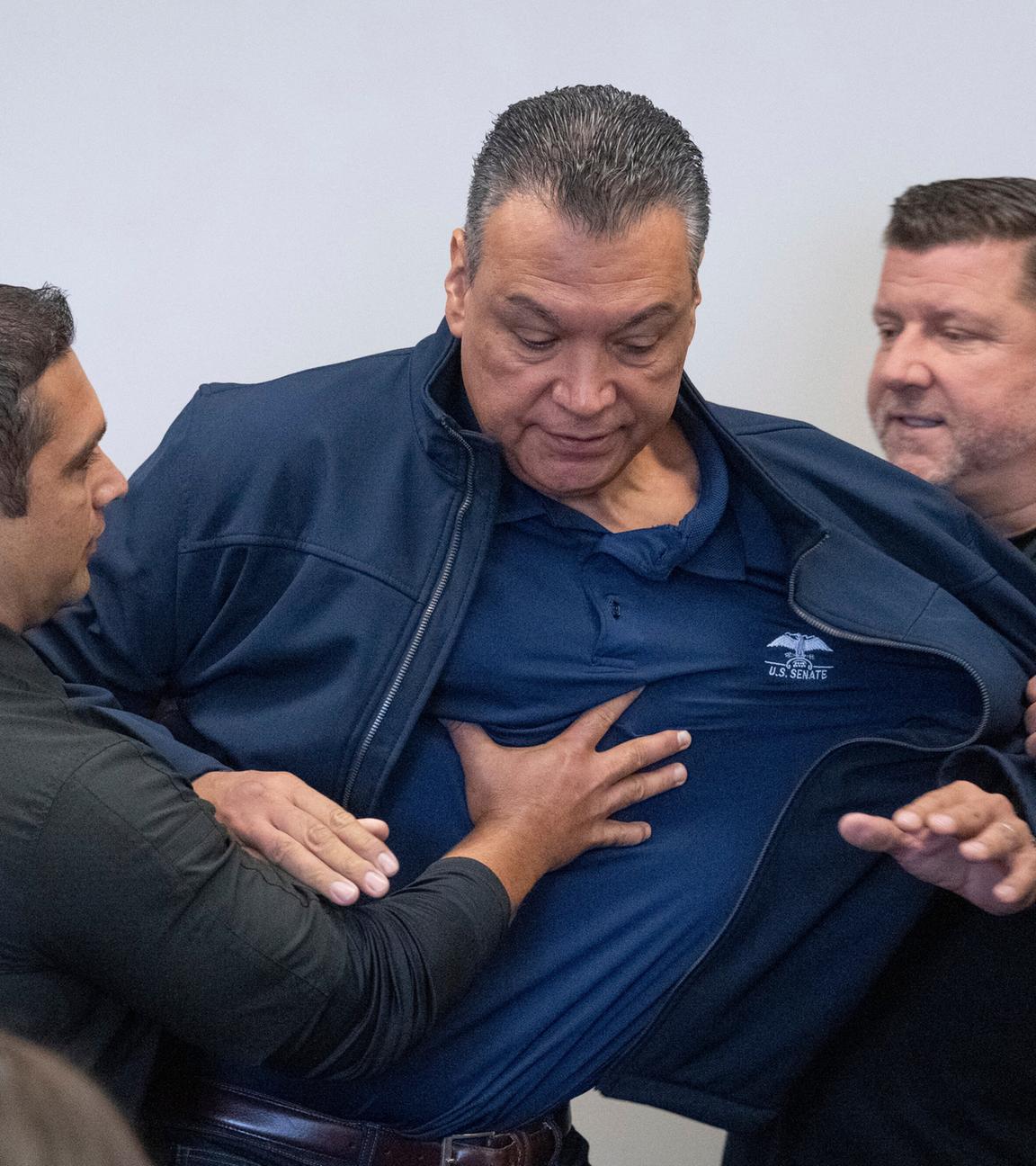 Alex Padilla wird abgeführt