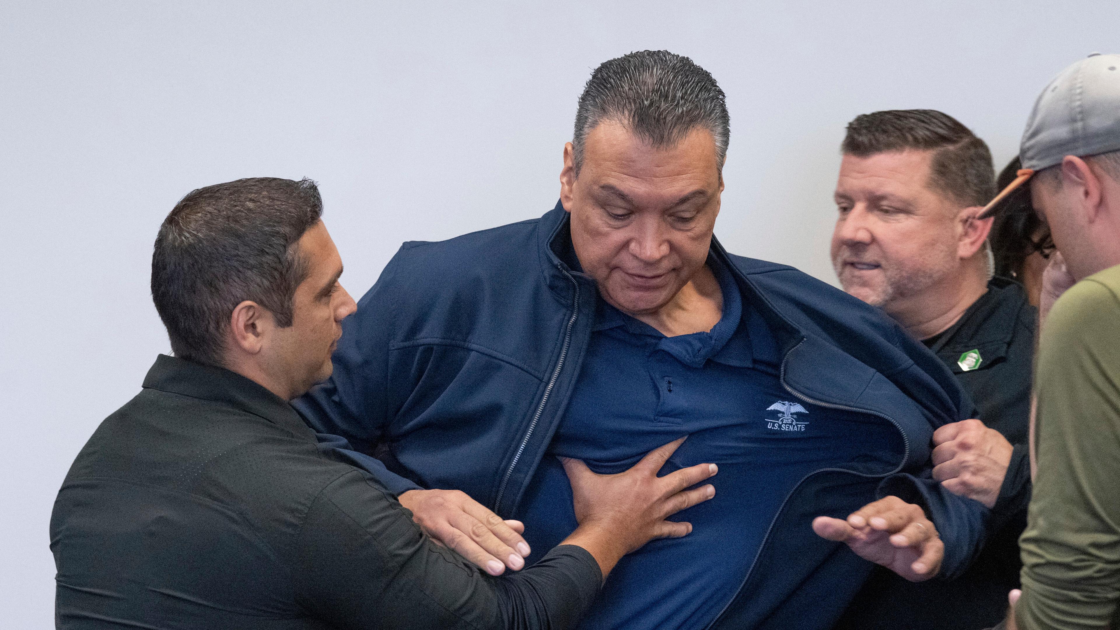 Alex Padilla wird abgeführt