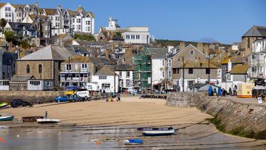 ST IVES, CORNWALL, UK - MAY 13 : Blick auf Boote in St Ives, Cornwall am 13. Mai 2021. Nicht identifizierte Personen