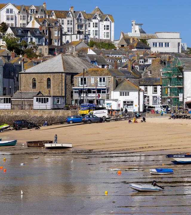 ST IVES, CORNWALL, UK - MAY 13 : Blick auf Boote in St Ives, Cornwall am 13. Mai 2021. Nicht identifizierte Personen