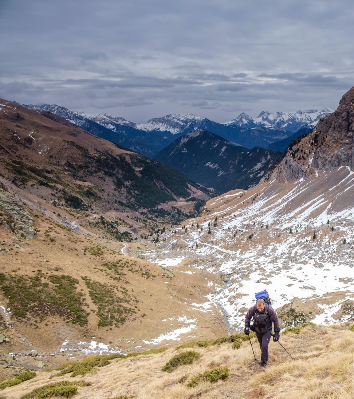 Wanderer auf dem Robiñera-Gipfel, Huesca, Aragonien, Pyrenäen, Spanien