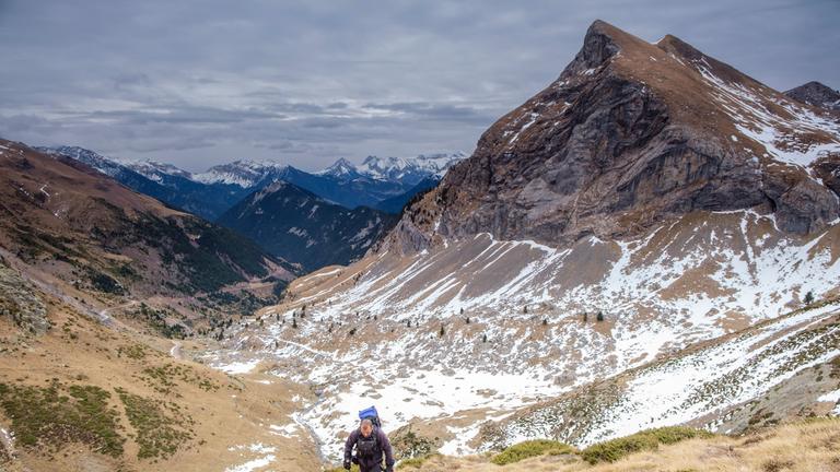Wanderer auf dem Robiñera-Gipfel, Huesca, Aragonien, Pyrenäen, Spanien